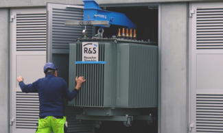 Transformator wird in Kabine installiert