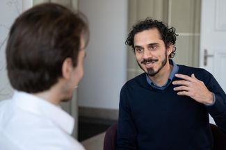 Mit einer grossen Handbewegung unterstützt Michael Naegeli seine Aussage.